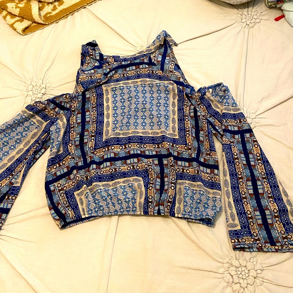 Patterned cropped cold shoulder top (M)